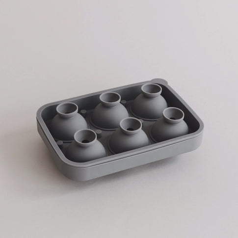 Eiswürfelform mit sichtbaren Einfüllöffnungen für perfekte Eis-Kugeln.