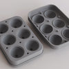 Einzelteile der Eiswürfelform mit sechs gleichmäßigen Halbkugel-Kammern aus flexiblem Silikon.