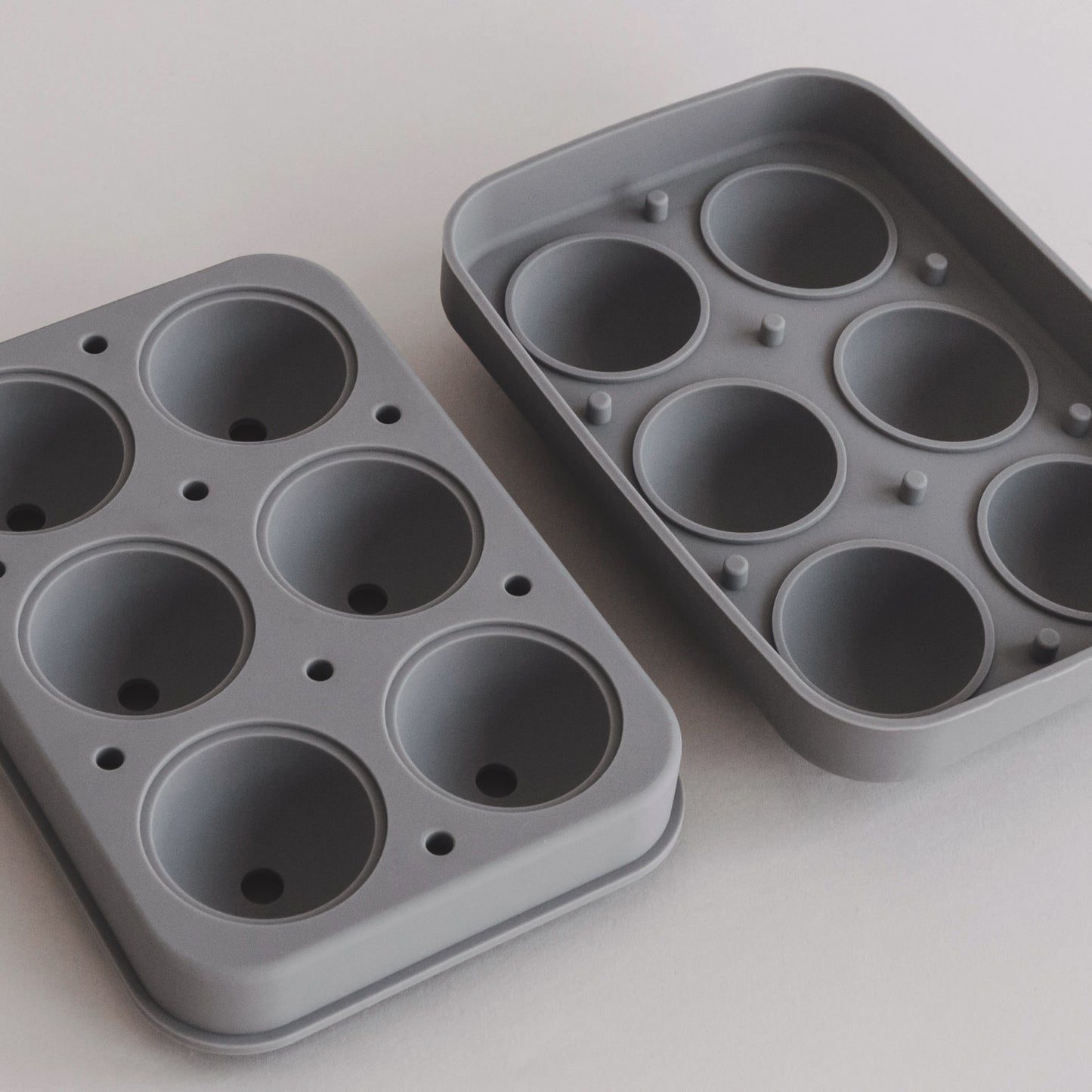 Einzelteile der Eiswürfelform mit sechs gleichmäßigen Halbkugel-Kammern aus flexiblem Silikon.
