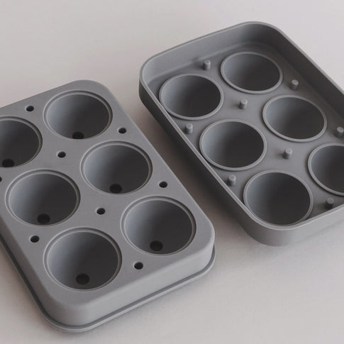 Einzelteile der Eiswürfelform mit sechs gleichmäßigen Halbkugel-Kammern aus flexiblem Silikon.
