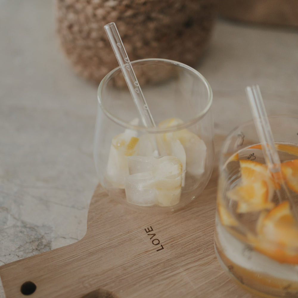 2 Gläser gefüllt mit Hasen-Eiswürfeln und Orangen- und Zitronenscheiben. Seitliche Ansicht.