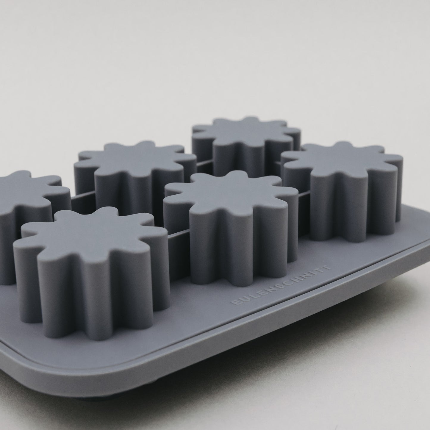 Detailansicht der grauen Silikonform mit erhöhten Blütenformen.