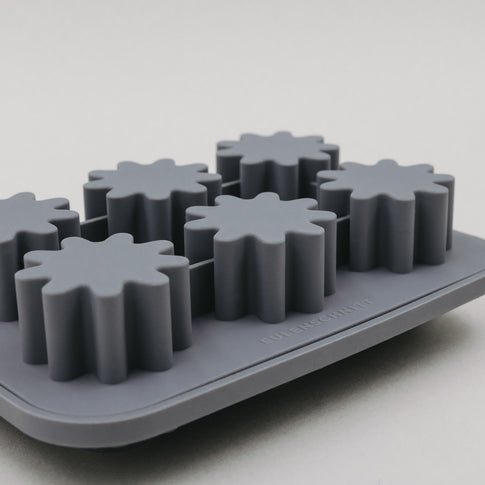 Detailansicht der grauen Silikonform mit erhöhten Blütenformen.