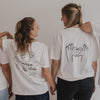 Zwei Frauen von hinten mit Dinner Club und Love Shirts – liebevolle Gemeinschaft.