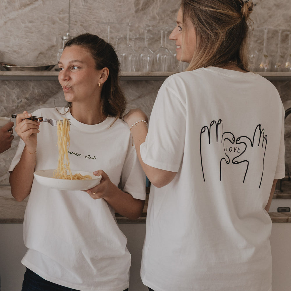 Detailreiche Rückenprints der Dinner Club und Love Shirts im Vergleich – modisch und verspielt.