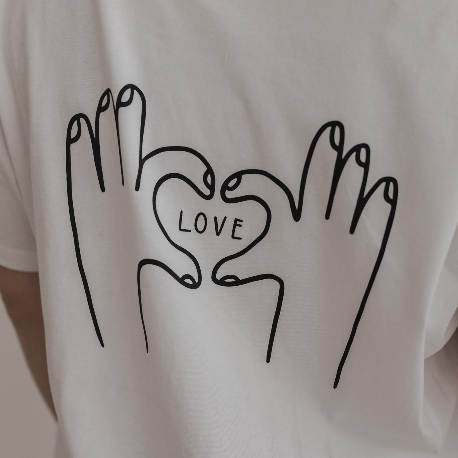 T-Shirt Love – Minimalist Style in Off-White | Eulenschnitt