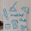 Nahaufnahme: Illustrationen von Croissant, Moka-Kanne und „breakfast club“-Schriftzug.