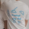 Rückansicht mit Frühstücksillustrationen und „breakfast club“-Aufdruck auf weißem Shirt.