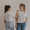 Zwei Personen tragen Breakfast Club Shirts mit Front- und Rückenprint – lässiger Partnerlook in Weiß und Jeans.