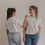 Zwei Personen tragen Breakfast Club Shirts mit Front- und Rückenprint – lässiger Partnerlook in Weiß und Jeans.