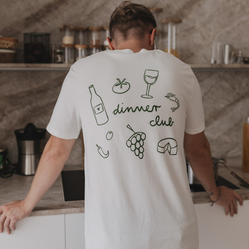 Rückseite des Dinner Club T-Shirts mit grünem Food-Illustrationsdruck in der Küche.