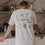 Rückseite des Dinner Club T-Shirts mit grünem Food-Illustrationsdruck in der Küche.