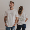 Zwei Personen im Dinner Club Shirt: Vorder- und Rückansicht mit grünem Motivdesign.