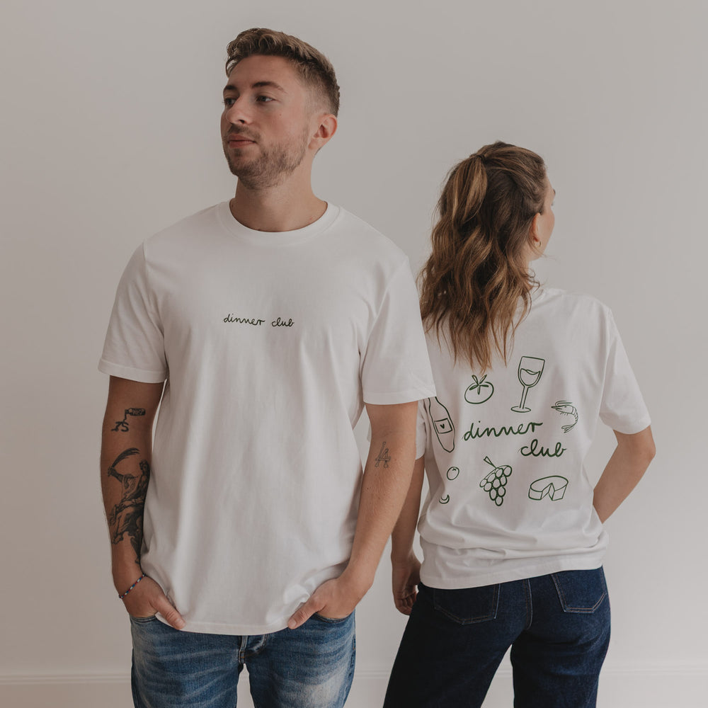 Zwei Personen im Dinner Club Shirt: Vorder- und Rückansicht mit grünem Motivdesign.