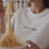 Weißes T-Shirt mit grünem „dinner club“-Schriftzug, getragen beim Servieren von Spaghetti.