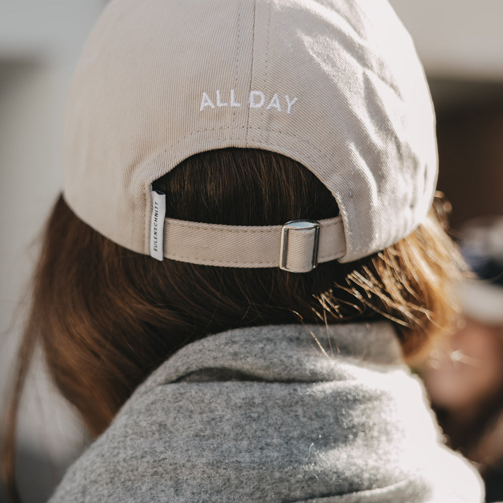 Rückansicht taupefarbene Cap mit Stickerei „ALL DAY“ und verstellbarem Verschluss
