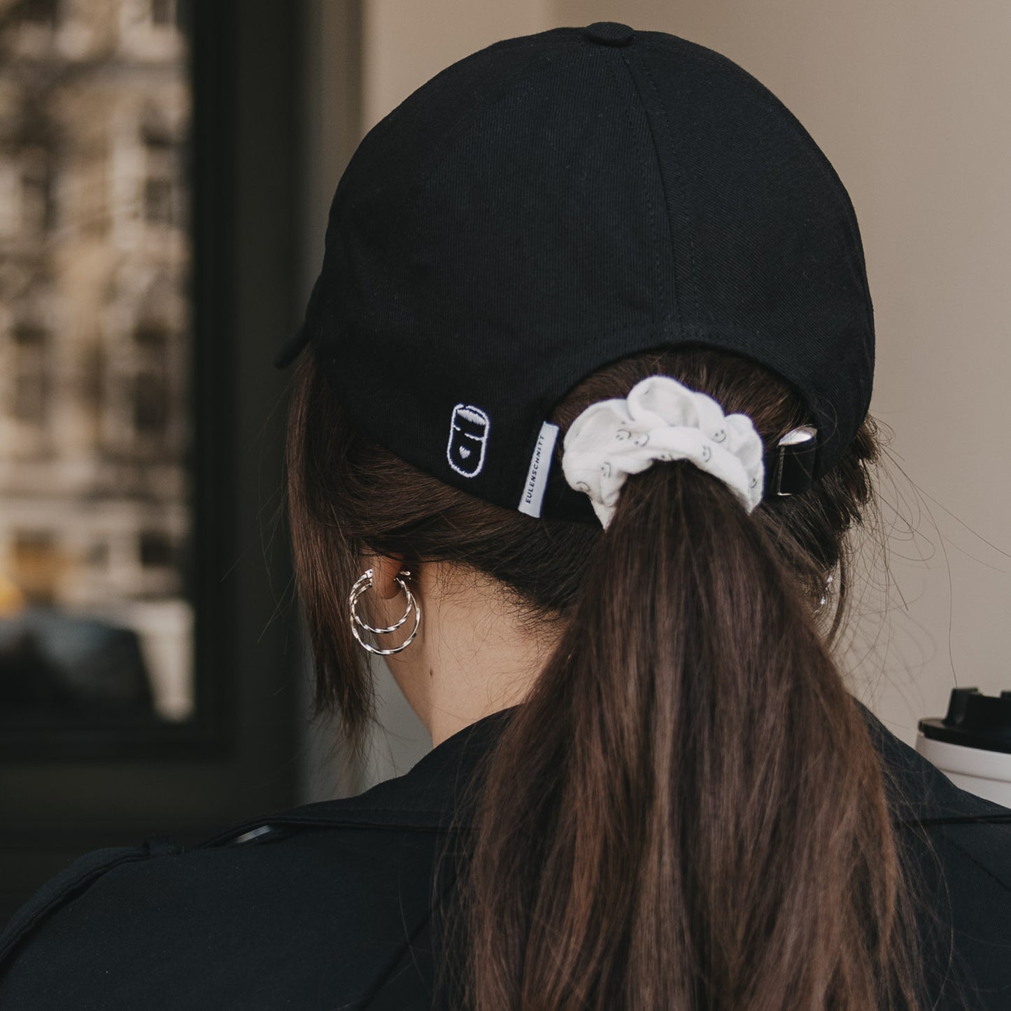 Rückansicht schwarze Cap „Ciao Kakao“ mit verstellbarem Verschluss und Pferdeschwanz