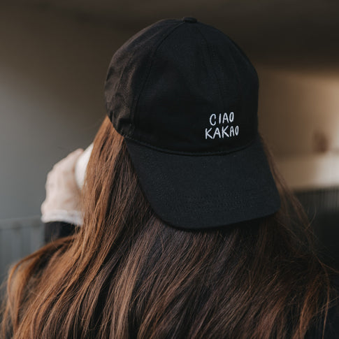 Detailansicht schwarze Cap mit weißer Stickerei „Ciao Kakao“