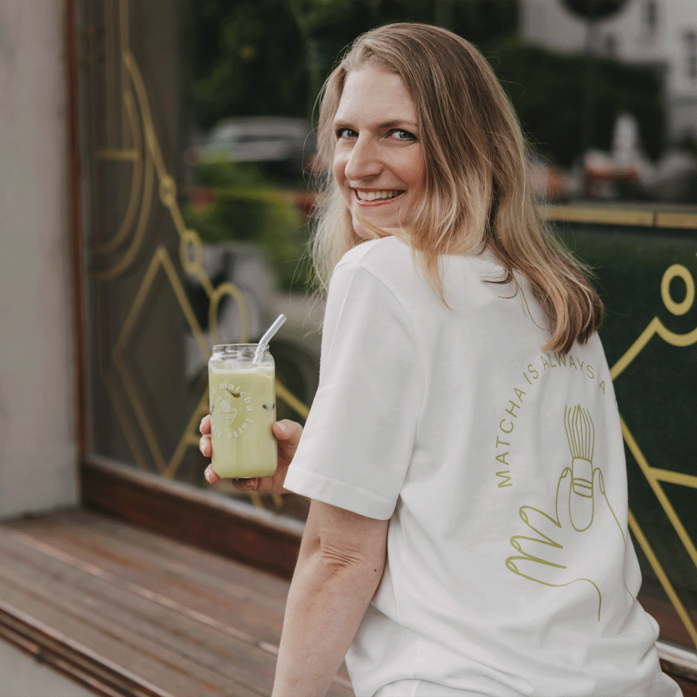 Weißen T-Shirt mit kleinem Herzprint & Print auf dem Rücken, lässiger Look, wechselne Bilder