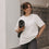 Frau mit Yogamatte, weißes T-Shirt mit kleinem „go with the flow“ Frontprint, lässiger Look
