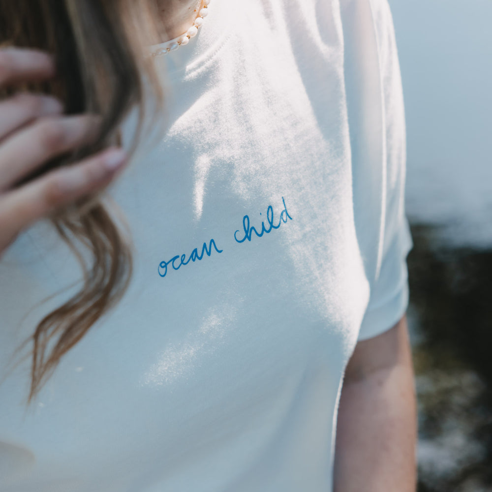 Detailansicht Frontprint „Ocean Child“ auf weißem T-Shirt, weicher Baumwollstoff