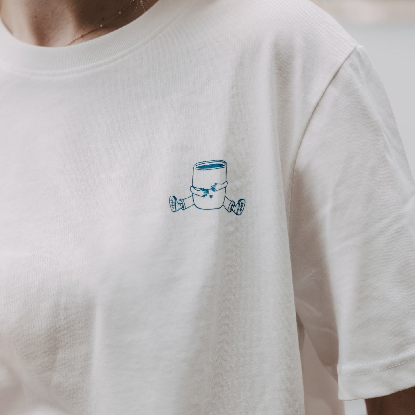 Detail Frontprint mit kleiner Kaffee Illustration auf weißem T-Shirt