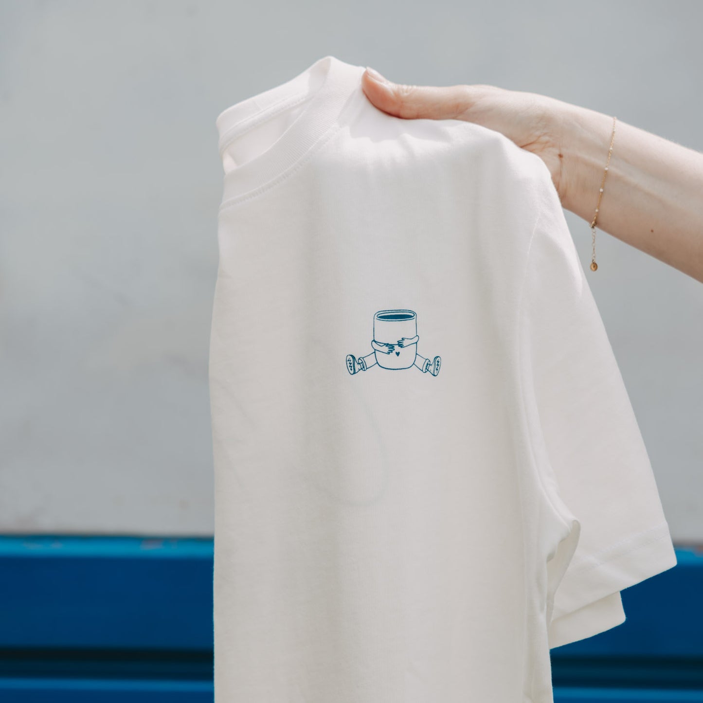 Detail Kragen mit Größenangabe und Eulenschnitt Logo auf weißem T-Shirt