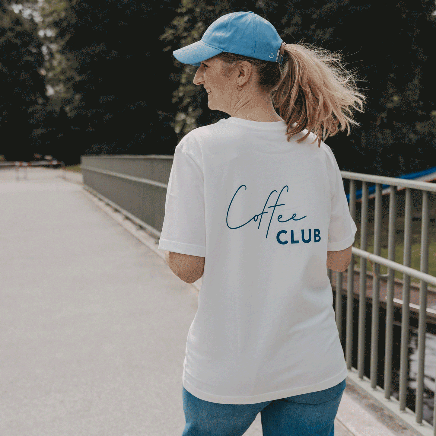 Weißen T-Shirt mit kleinem Herzprint & Print auf dem Rücken, lässiger Look, wechselne Bilder