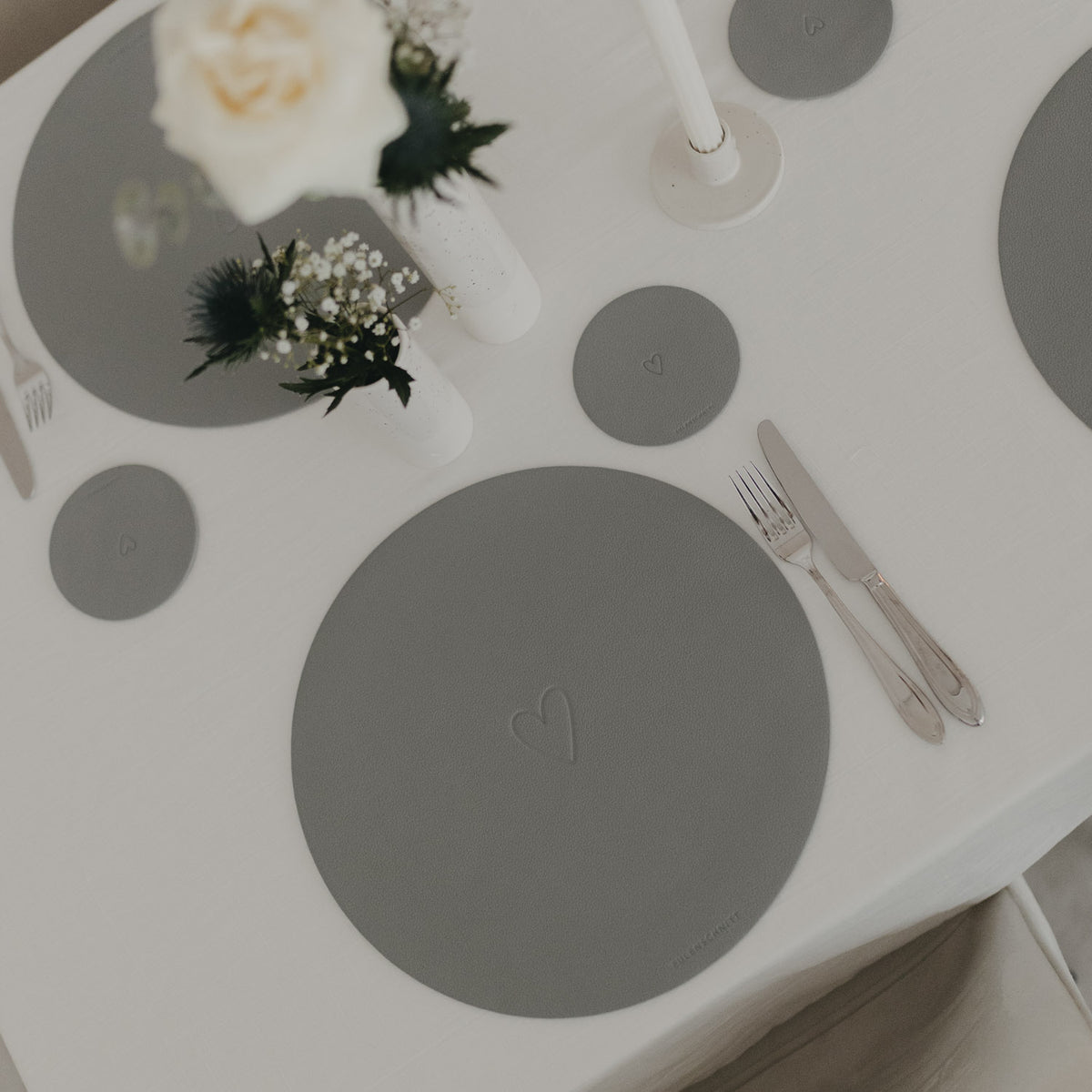 Wendbares Platzset Herz Grau – stilvoll & smart