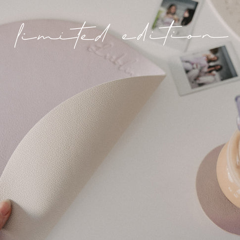 Rückseite des wendbaren Platzsets „Lieblingsmensch“ in Flieder, helle Oberfläche und flexible Struktur.