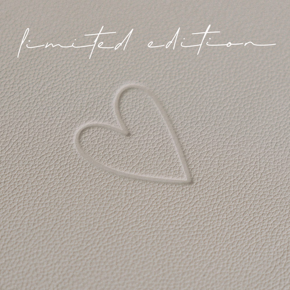 Detailaufnahme des geprägten Herzmotivs auf dem wendbaren Platzset „Lieblingsmensch“ in Flieder / Creme