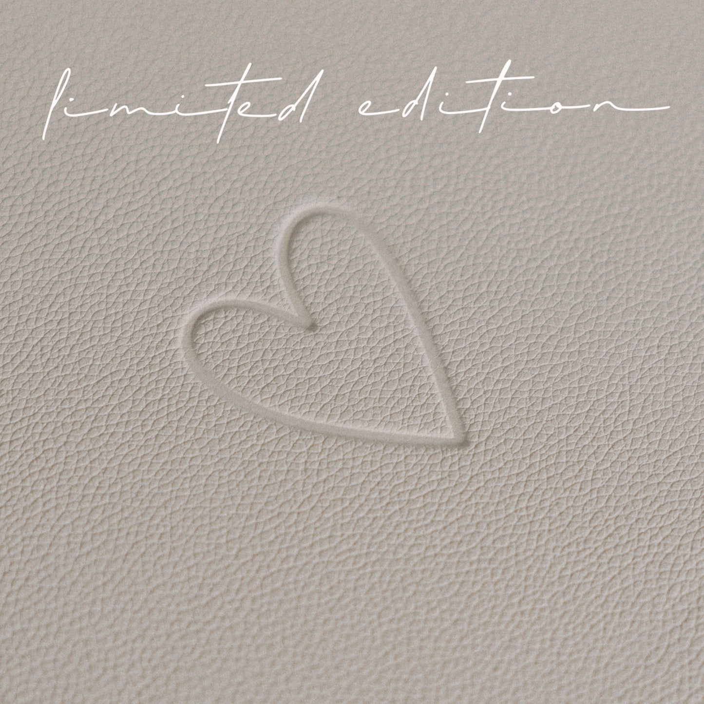 Detailaufnahme des geprägten Herzmotivs auf dem wendbaren Platzset „Lieblingsmensch“ in Flieder / Creme