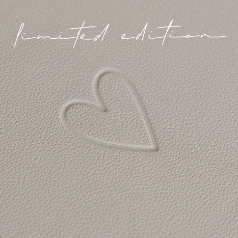 Detailaufnahme des geprägten Herzmotivs auf dem wendbaren Platzset „Lieblingsmensch“ in Flieder / Creme