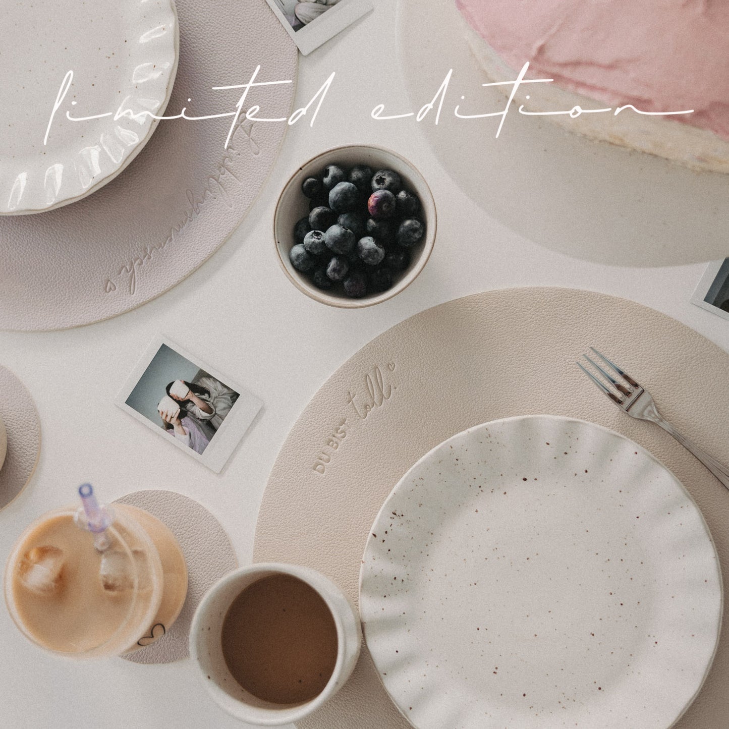 Gedeckter Tisch mit wendbarem Platzset „Du bist toll“ Flieder, Keramikteller und Getränken