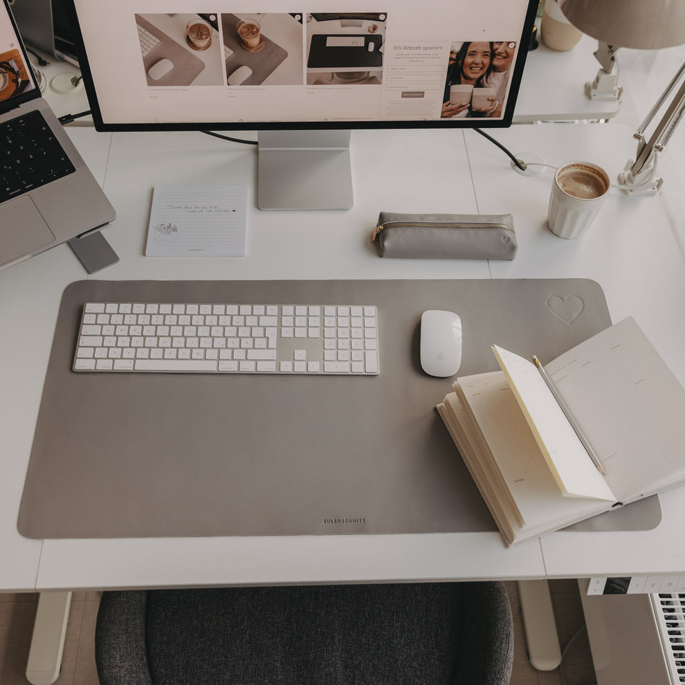 Schreibtischunterlage grau mit Herz-Prägung, moderner Arbeitsplatz mit Monitor und Zubehör