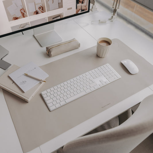 Schreibtischunterlage taupe mit Herz-Prägung, stilvoller Arbeitsplatz mit Tastatur, Maus und Kaffee