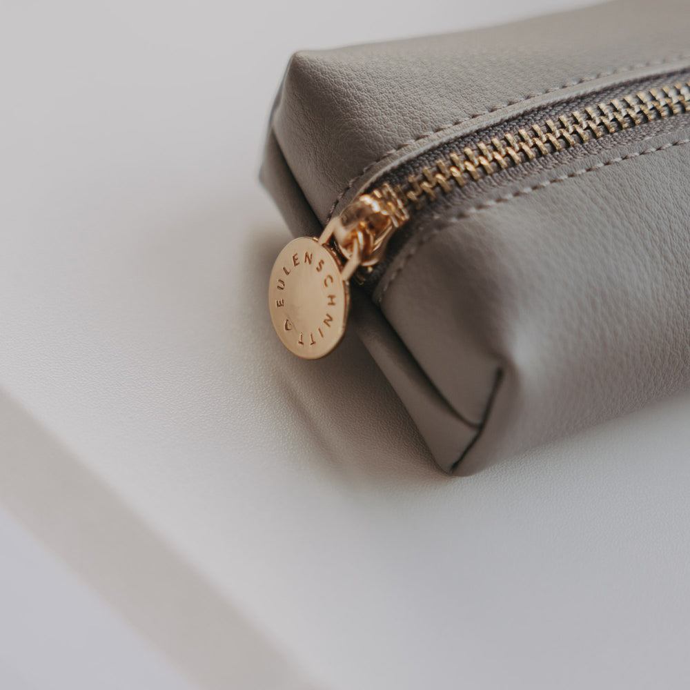 Detail des goldenen Reißverschlusses der grauen Federtasche mit Eulenschnitt Anhänger