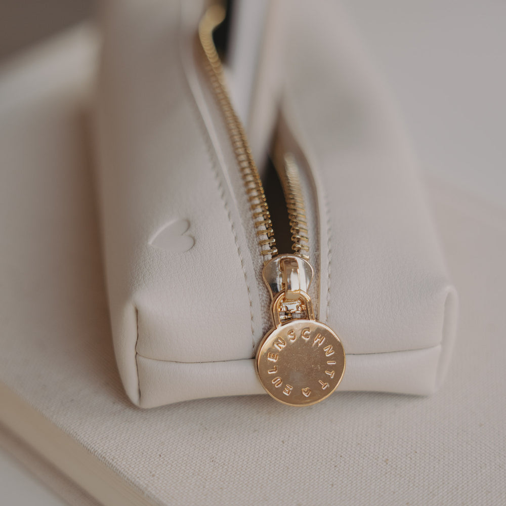 Detail der Federtasche creme mit goldenem Reißverschluss und Eulenschnitt Anhänger