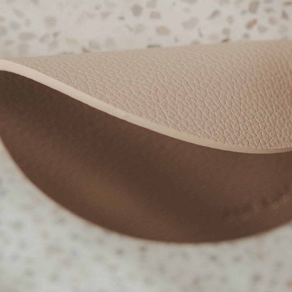 Wendbarer Untersetzer in Beige und Braun mit feiner Lederoptik in Nahaufnahme