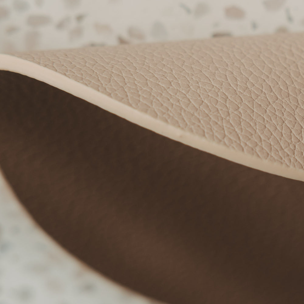 Wendbarer Untersetzer in Beige und Braun mit strukturierter Lederoptik in Nahaufnahme