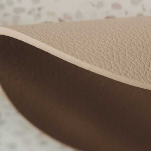 Wendbarer Untersetzer in Beige und Braun mit strukturierter Lederoptik in Nahaufnahme