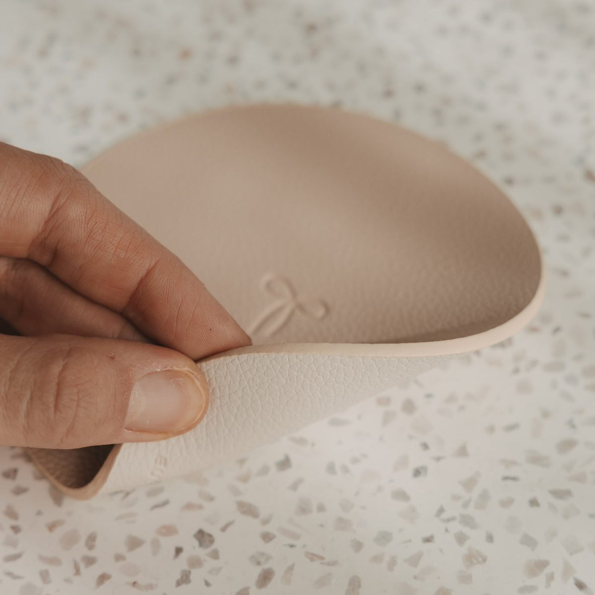 Wendbarer Untersetzer Schleife in Beige und Braun mit strukturierter Lederoptik
