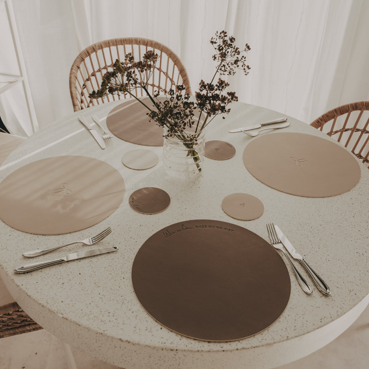 Wendbare Untersetzer Schleife in Beige und Braun als stilvolle Tischdekoration