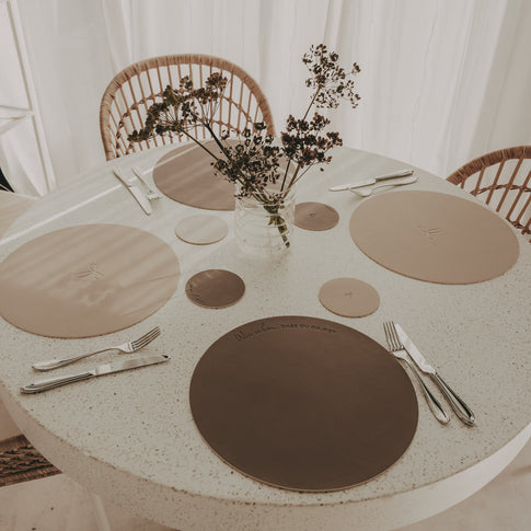 Wendbare Untersetzer Schleife in Beige und Braun als stilvolle Tischdekoration