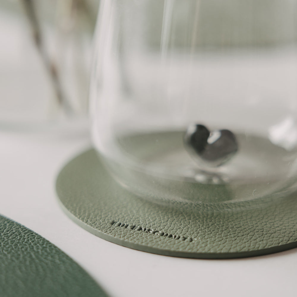 Grüner runder Untersetzer in Lederoptik mit Glas und kleinem Herz