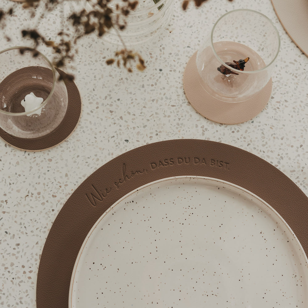 Braunes Platzset „Wie schön, dass du da bist“ mit Teller und Untersetzern in Beige und Braun