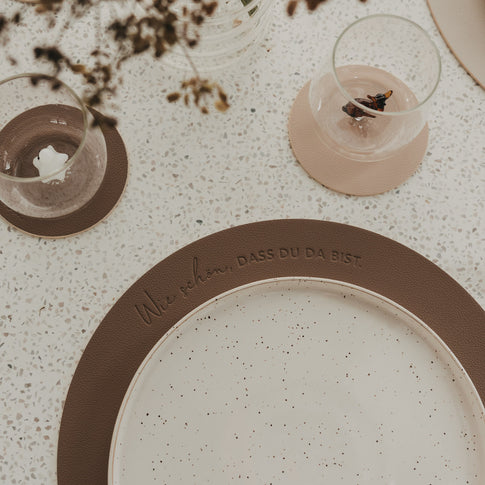 Braunes Platzset „Wie schön, dass du da bist“ mit Teller und Untersetzern in Beige und Braun
