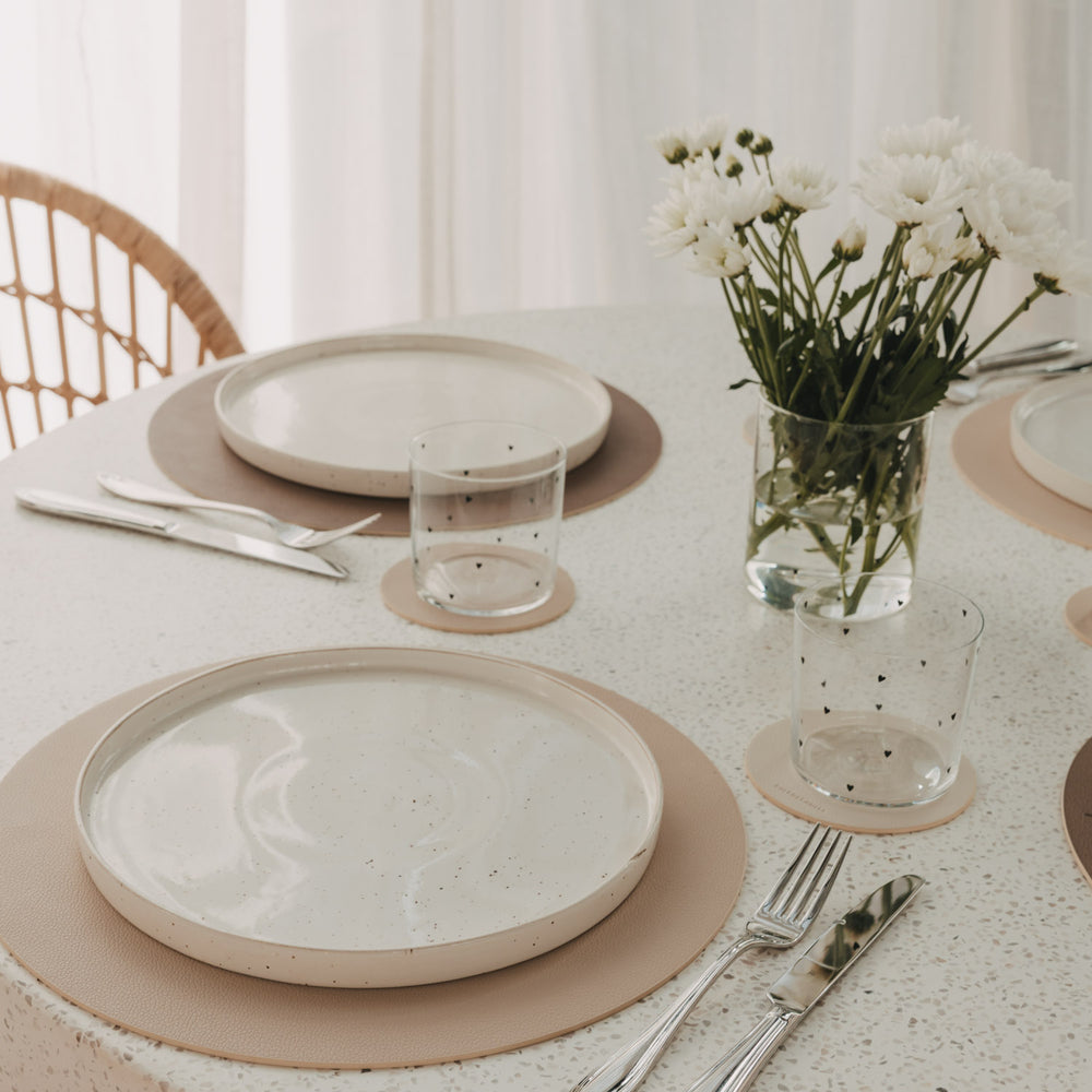Beige und braune Platzsets in Lederoptik auf modern gedecktem Esstisch