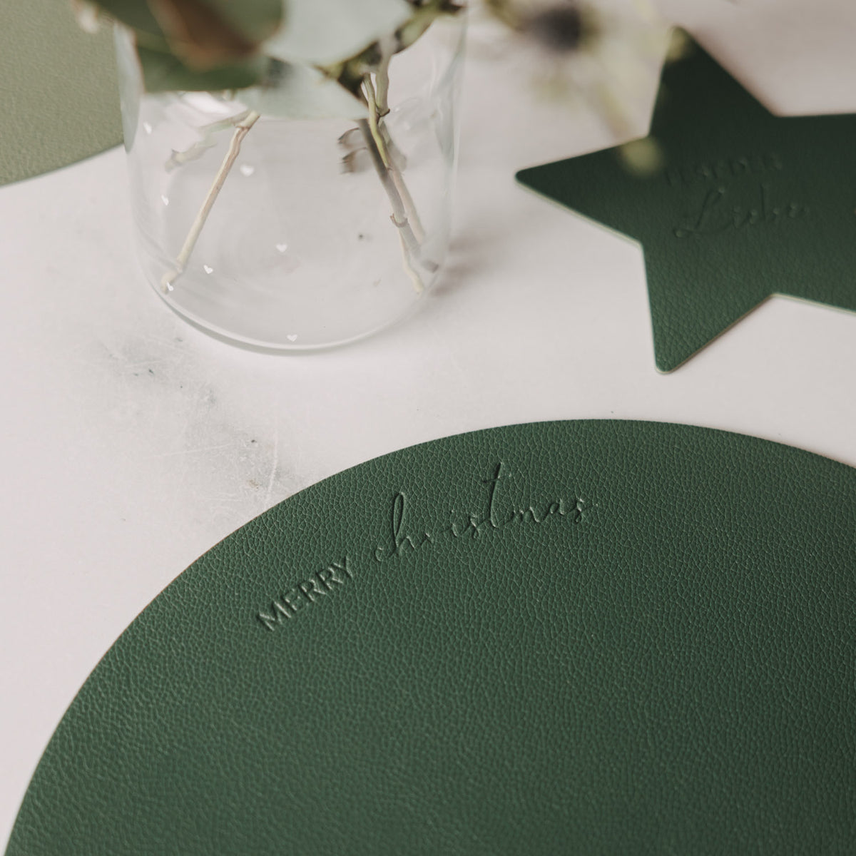 Dunkelgrünes Platzset in Lederoptik mit geprägtem Merry-Christmas-Schriftzug