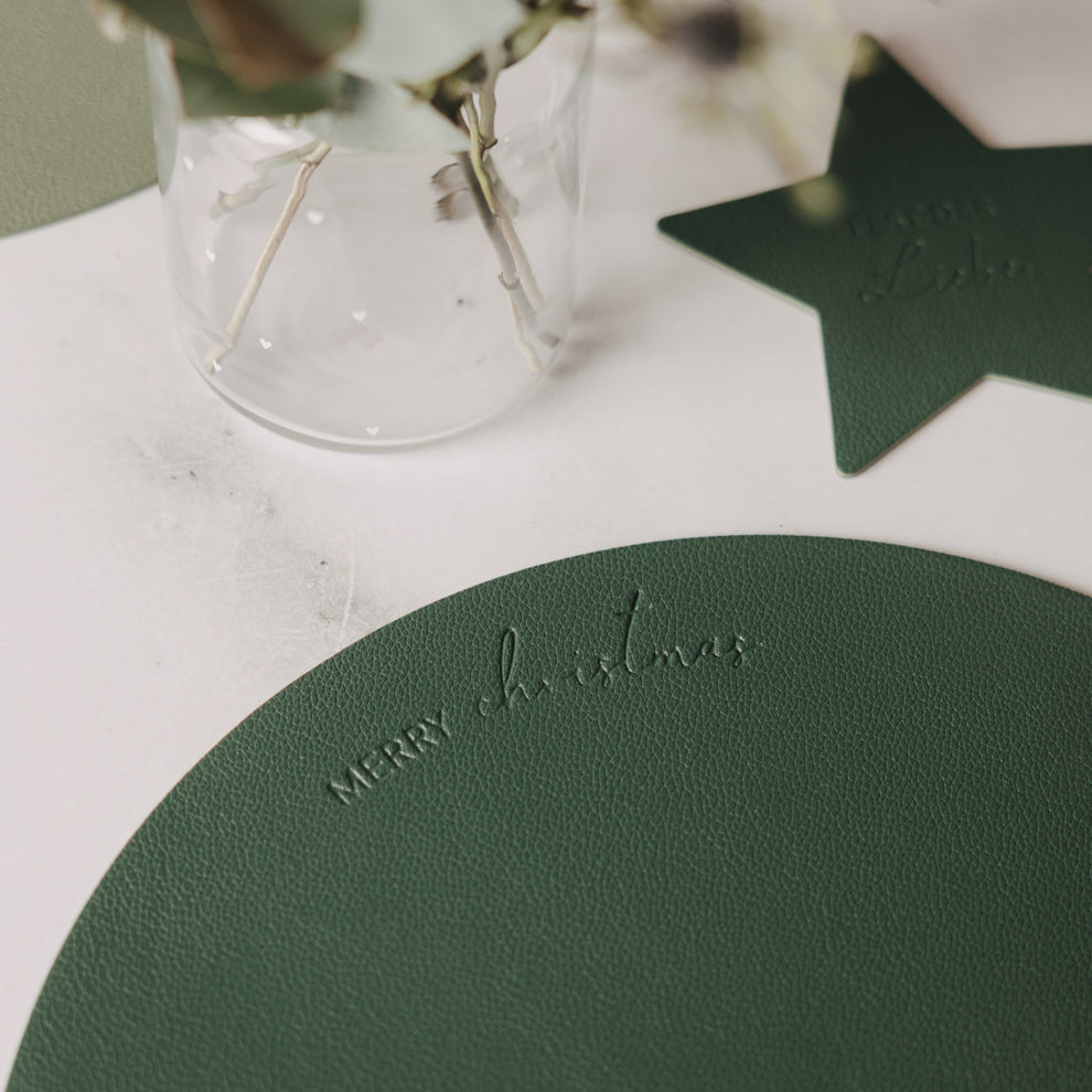 Dunkelgrünes Platzset in Lederoptik mit geprägtem Merry-Christmas-Schriftzug